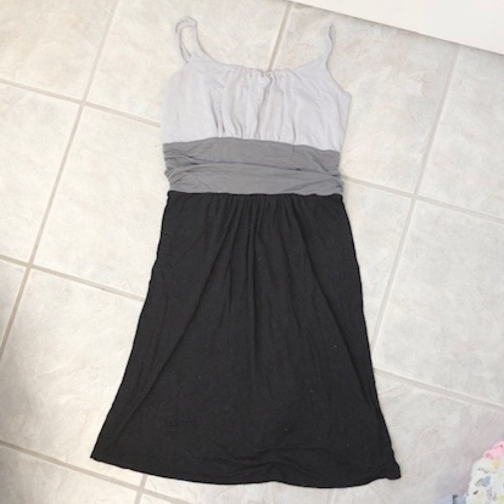 LIKE NEW Grey Black Dress (Size Small)
